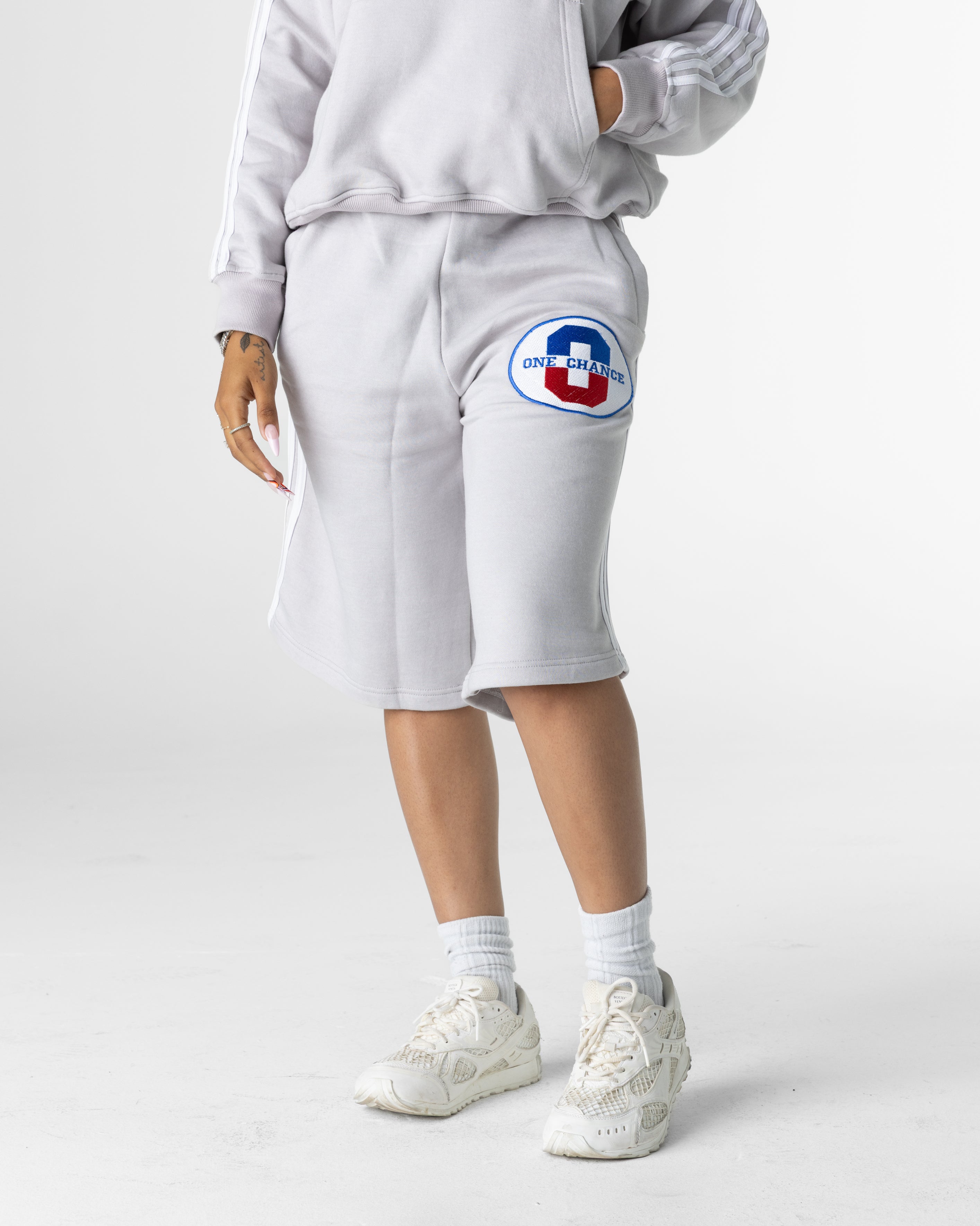 GREY ATHELTICS STRIPPED 3/4 SHORTS